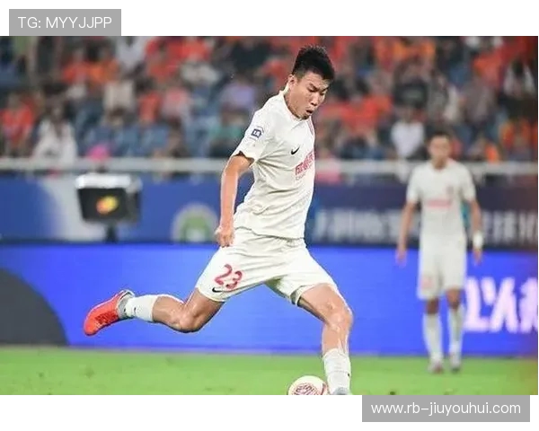 杨一带领球队勇夺足球冠军展现非凡领导力与技术风采 杨一带领球队勇夺足球冠军展现非凡领导力与技术风采